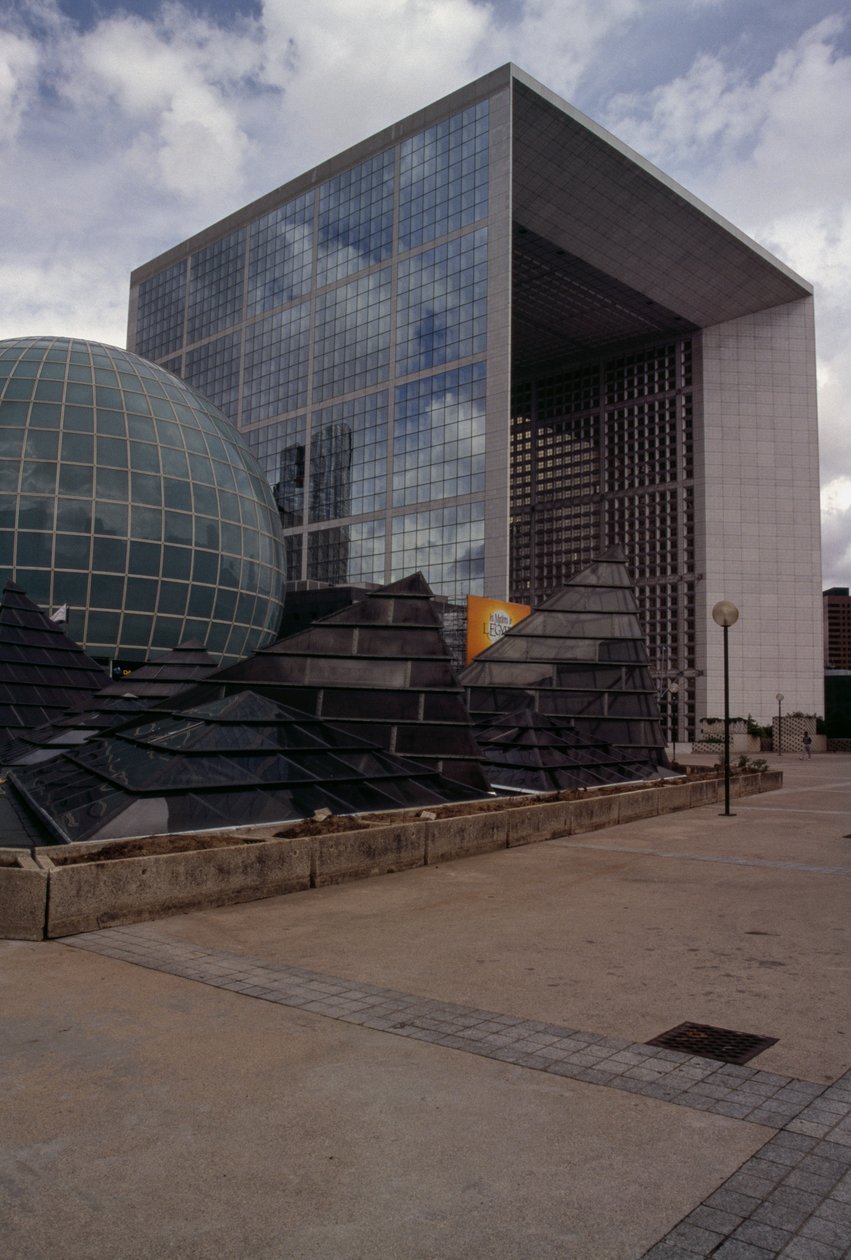 Budynki w dzielnicy La Defense, Paryż, Ile-de-France, Francja, szczegóły autorstwa Johan Otto von & Andreu Paul (1938 2018) Spreckelsen