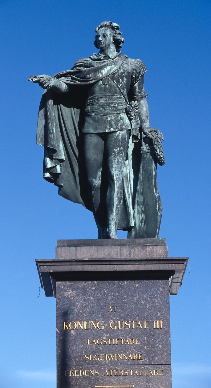 Posąg króla Gustawa III wyrzeźbiony w 1799 na pamiątkę króla zamordowanego w 1792, Gamla Stan (Stare Miasto), Sztokholm, Szwecja (foto) autorstwa Johan Tobias Sergel
