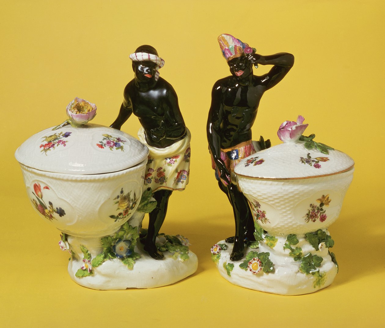 Dwa miśnieńskie czarnoksiężniki stojące przy koszach na słodycze i pokrywach, 1741 (porcelana) autorstwa Johann Friedrich Eberlein