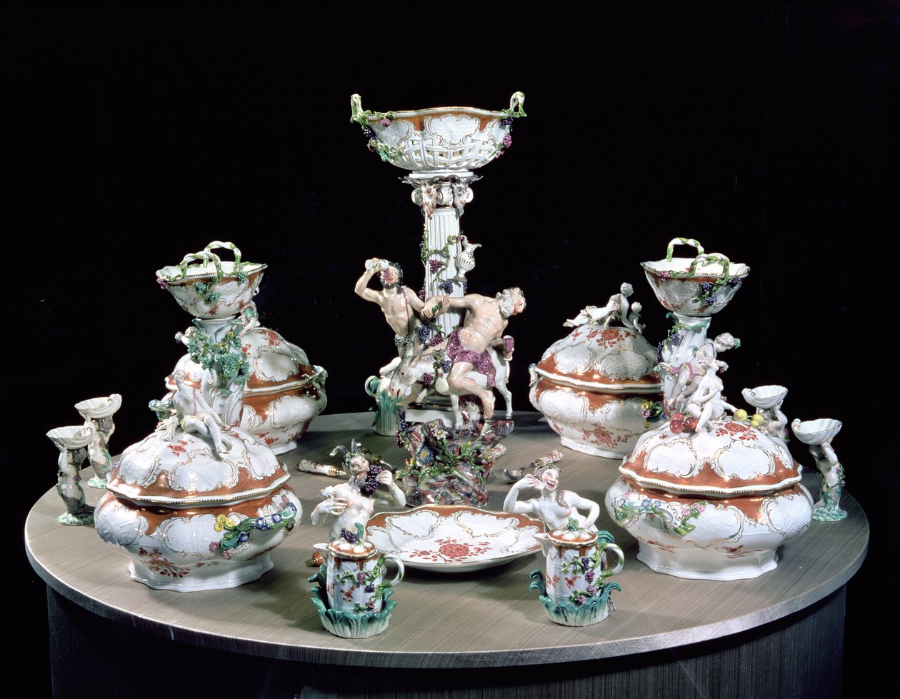 Część miśnieńskiego serwisu obiadowego zamówionego przez Fryderyka Wielkiego dla generała von Mollendorfa, dekorowanego postaciami satyrów i Silenusa oraz osłem, 1761 (porcelana) autorstwa Johann Joachim Kaendler