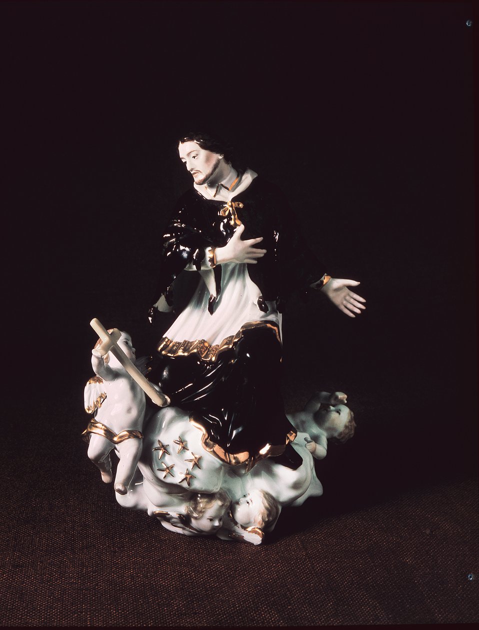 Figura miśnieńska św. Jana Nepomucena, z grupy barokowej, ok. 1731 (porcelana) autorstwa Johann Gottlob Kirchner