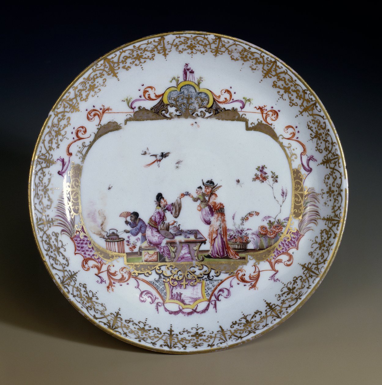 Sztuka niemiecka: porcelana miśnieńska. Chinoiserie reprezentująca Azjatów pijących herbatę. Spodek dekorowany przez Johanna Gregora Hoeroldta (lub Herolda 1696-1775), ok. 1730 r. Paryż, Sztuka dekoracyjna autorstwa Johann Gregor Herold