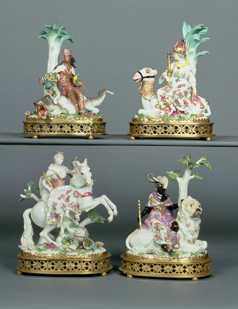 Cztery grupy miśnieńskie reprezentujące cztery kontynenty z ormolu Ludwika XVI, wzorowane przez Johanna Joachima Kandlera (1706-75), połowa XVIII wieku autorstwa Johann Joachim Kaendler