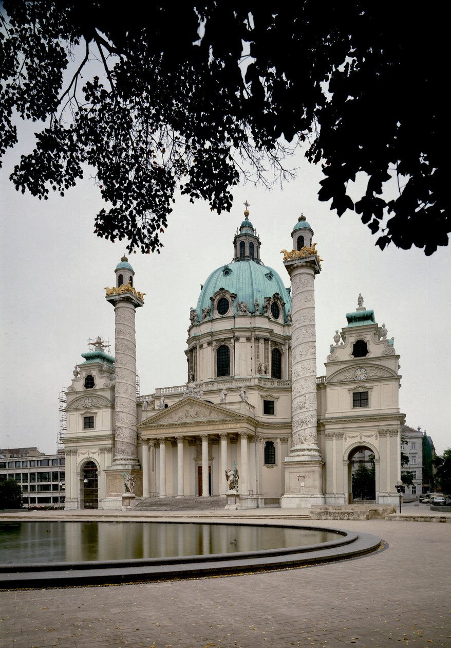 Widok kościoła św. Karola Boromeusza, wybudowanego przez architekta Johanna Bernharda Fischera von Erlach (1656-1723), a ukończonego przez jego syna Józefa Emanuela. Wiedeń, Austria autorstwa Johann and Joseph  Fischer von Erlach