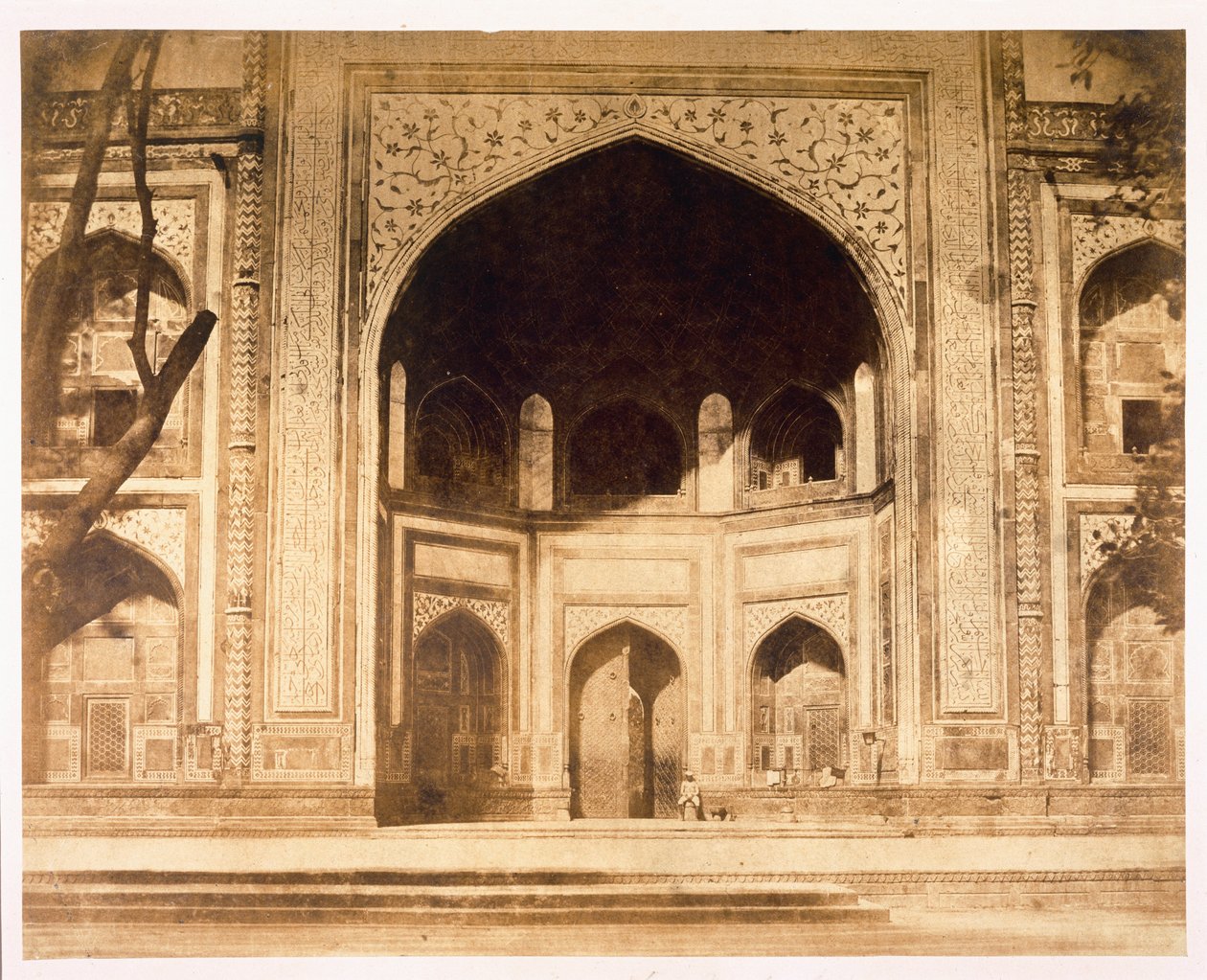 Poza Taj Mahal, prawdopodobnie zilustrowane w „Widoki fotograficzne w Agrze i jej okolicy”, 1858 (zdjęcie w sepii) autorstwa John Murray