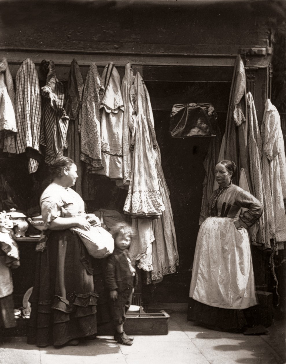 An Old Clothes Shop, Seven Dials, z 
