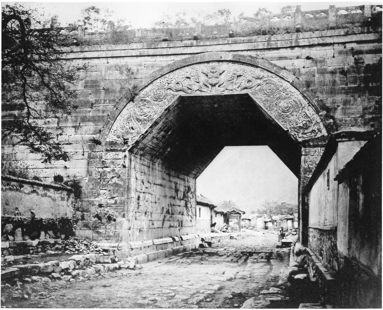 Starożytny łuk buddyjski w Kew-Yung-Kwan, ok. 1867-72 autorstwa John Thomson