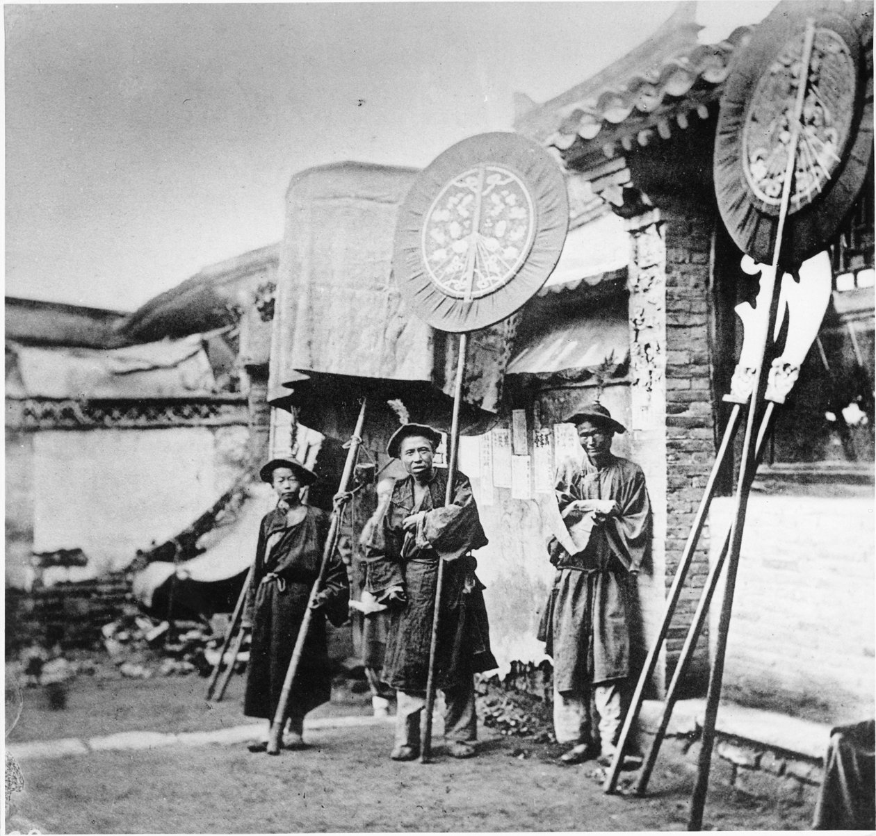 Bannermeni na pogrzebie w Manchu, Pekin, ok. 1872 r. autorstwa John Thomson