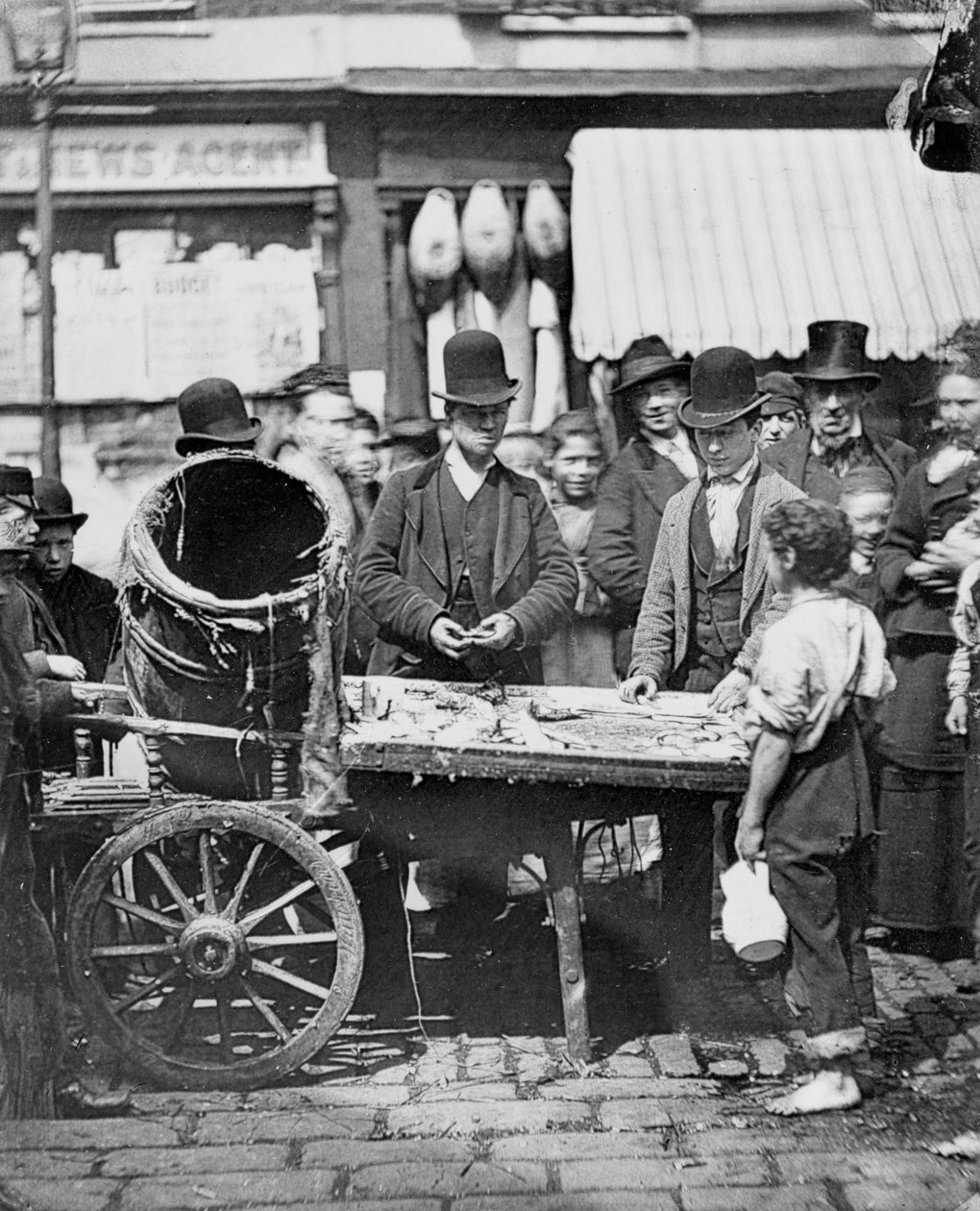 Tania ryba z St. Giles, z „Street Life in London”, 1877 autorstwa John Thomson