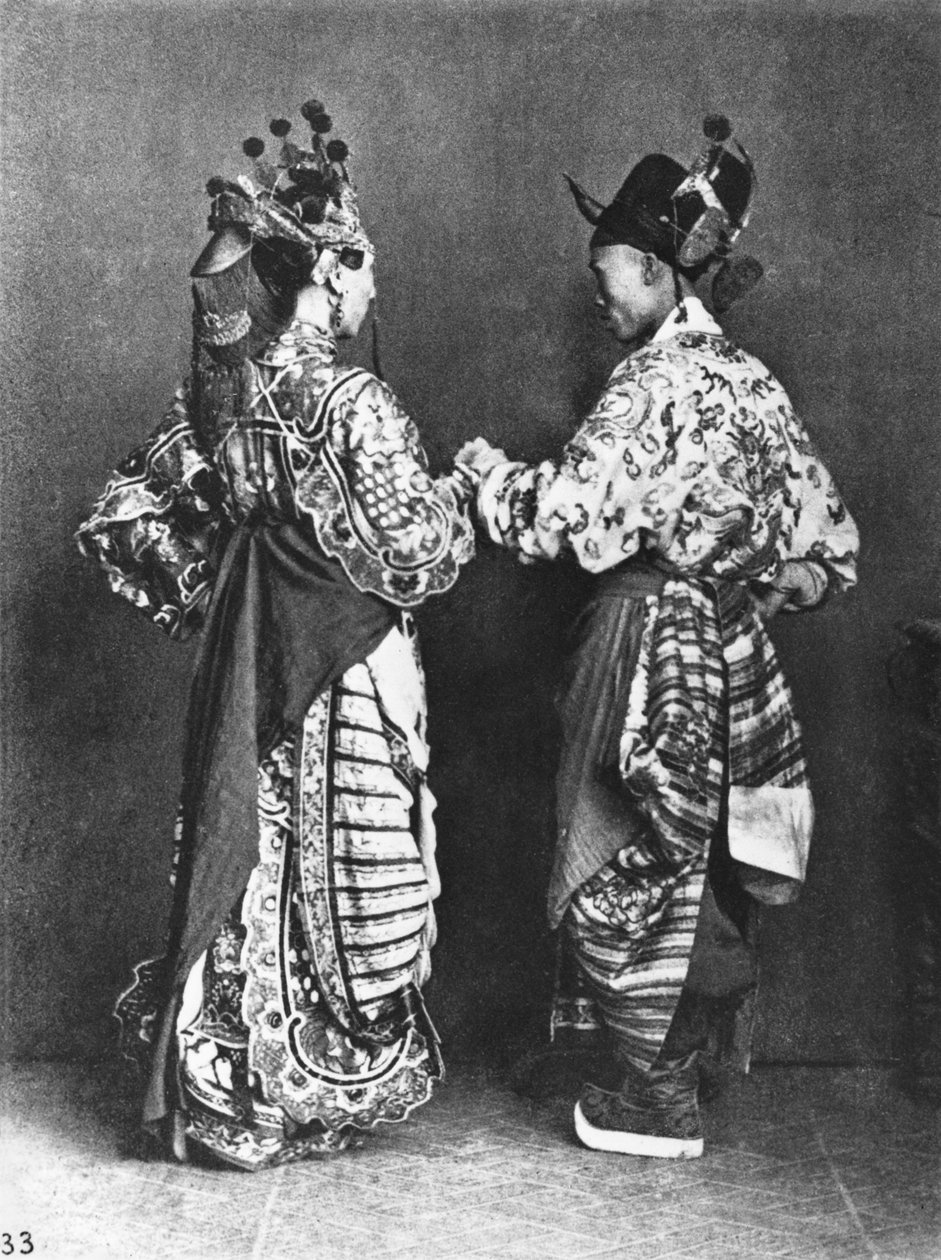 Chińscy aktorzy od tyłu, ok. 1870 autorstwa John Thomson