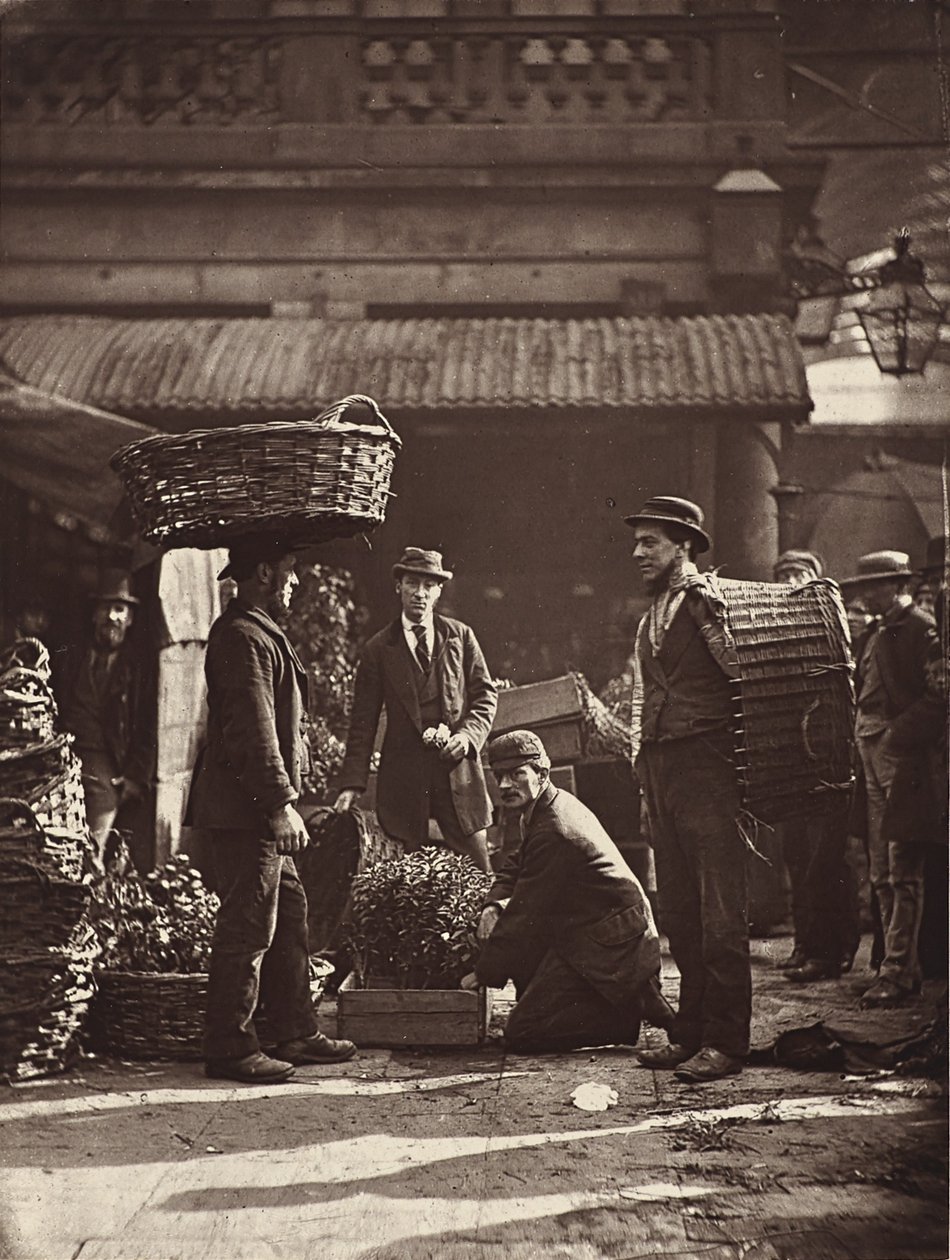 Robotnicy z Covent Garden, 1876 (woodburytype) autorstwa John Thomson