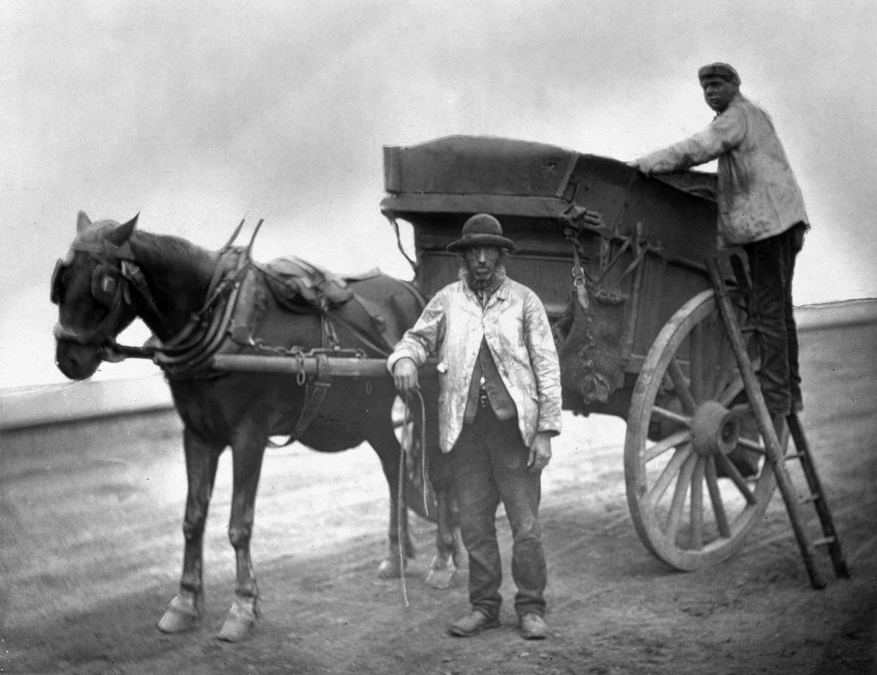 Flying Dustmen, z „Street Life in London”, J. Thomson i Adolphe Smith, 1877 autorstwa John Thomson