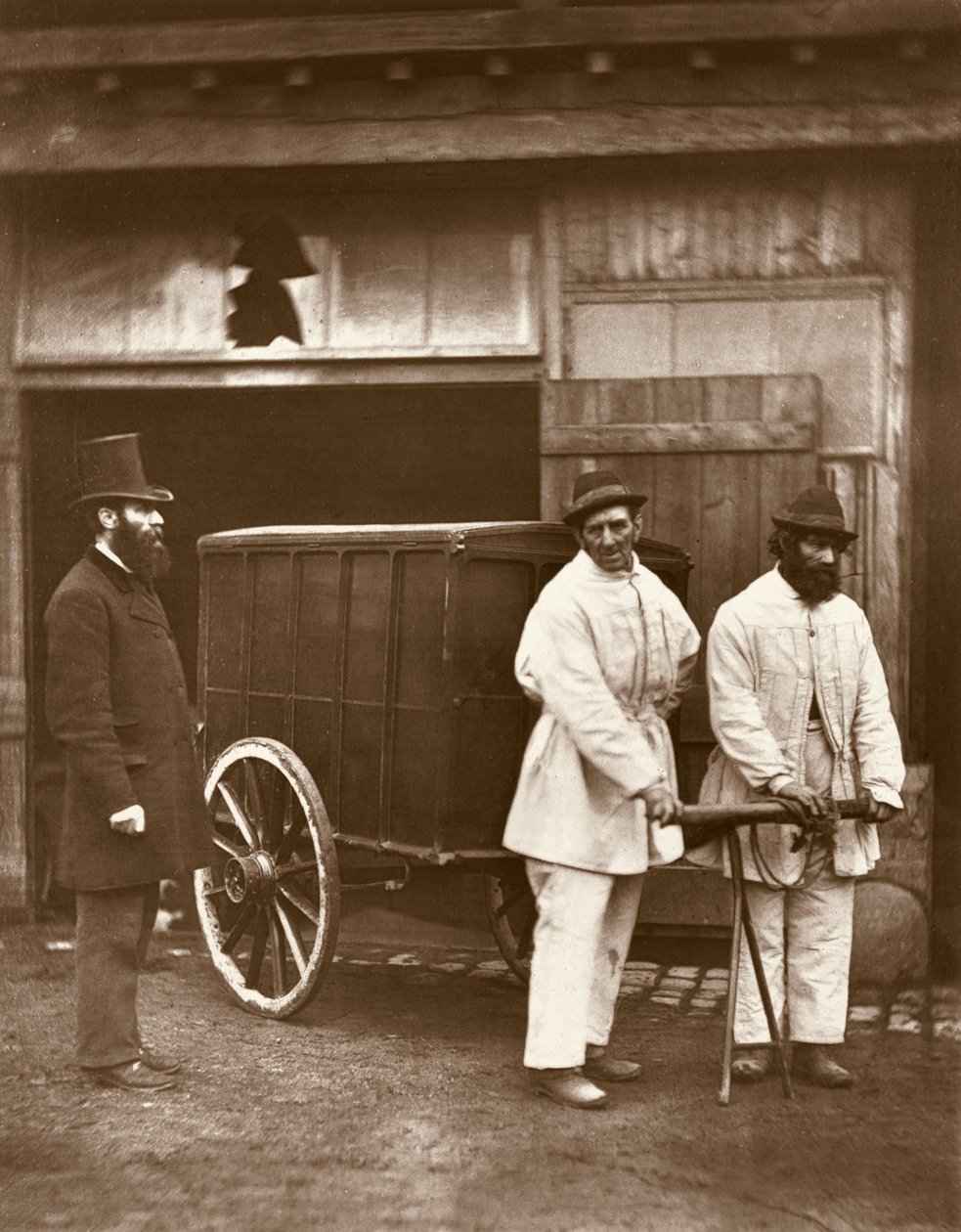 Publiczne dezynfektory, z „Street Life in London”, 1877-78 (woodburytype) autorstwa John Thomson