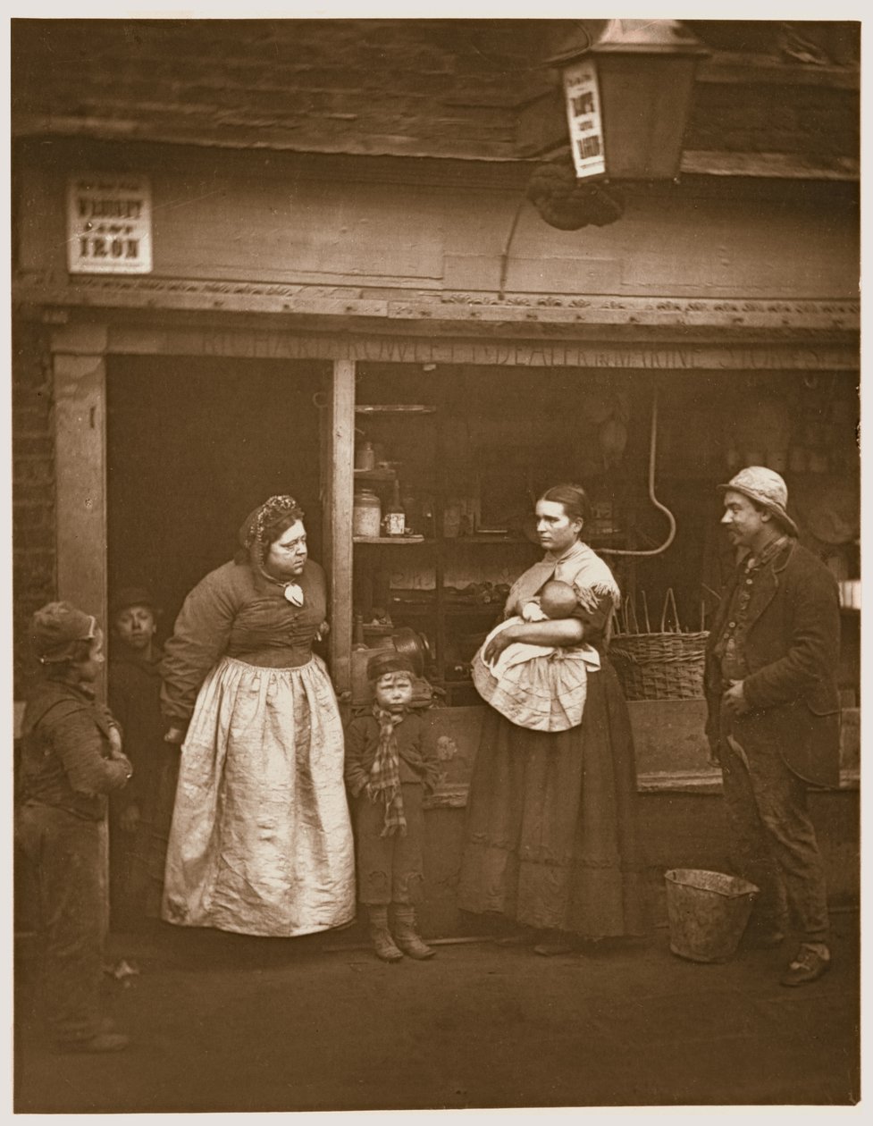Cierpiący z powodu powodzi, z "Street Life in London", Adolphe Smith, 1877-78 (drzeworyt) autorstwa John Thomson