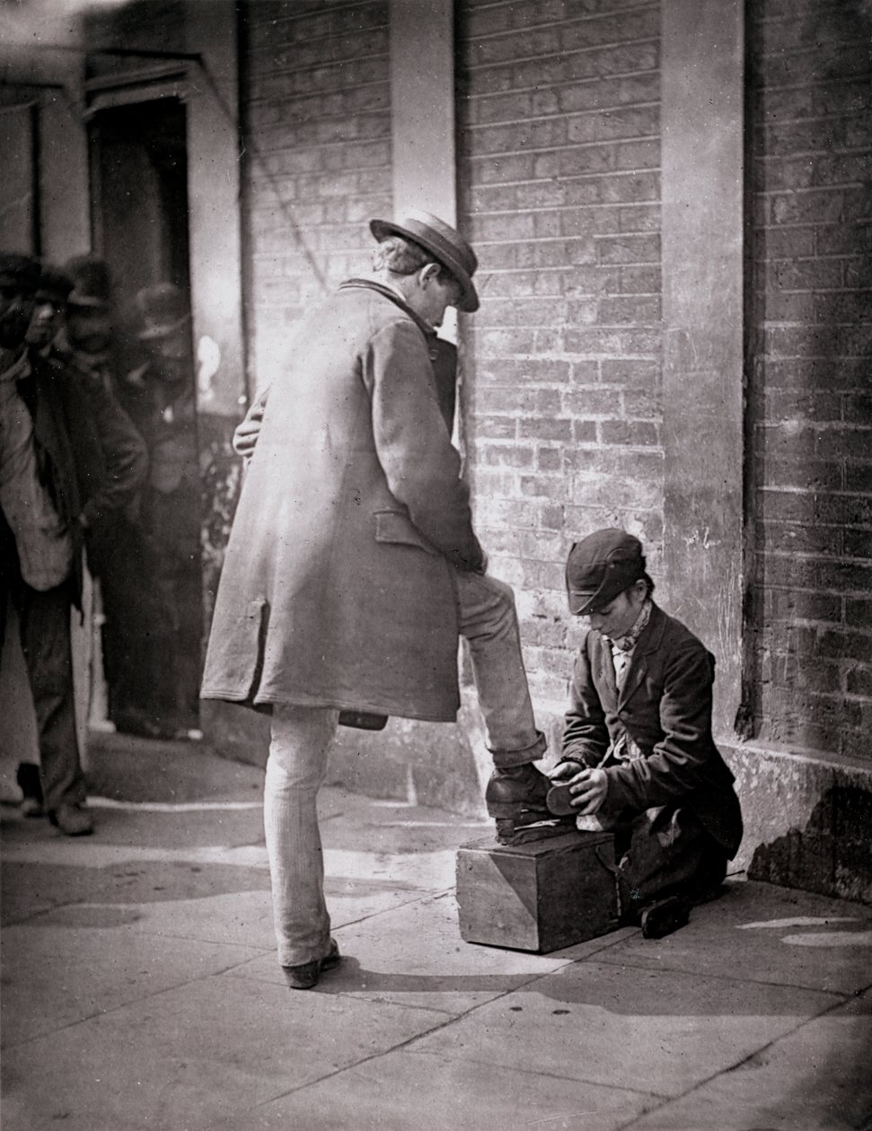 Niezależna czerń buta, z „Street Life in London”, 1877-78 (woodburytype) autorstwa John Thomson