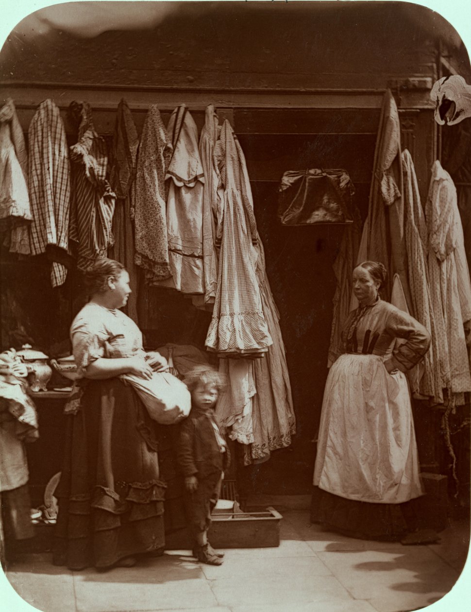 The Old Clothes Shop, Seven Dials, z „Street Life in London”, 1877-78 (woodburytype) autorstwa John Thomson