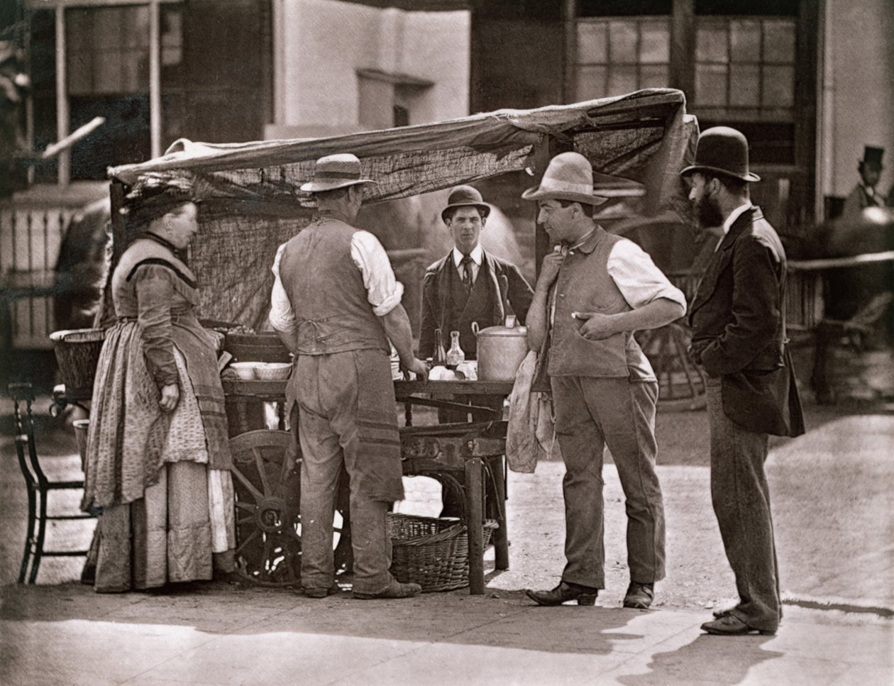 Sprzedawca skorupiaków, z „Street Life in London”, 1877-78 (woodburytype) autorstwa John Thomson
