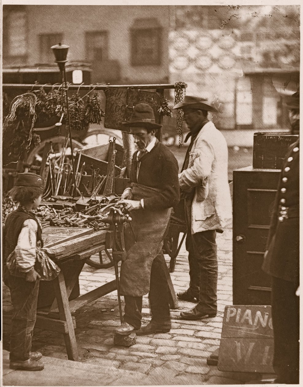 Ślusarz uliczny, z „Życie uliczne w Londynie”, 1877-78 (woodburytype) autorstwa John Thomson