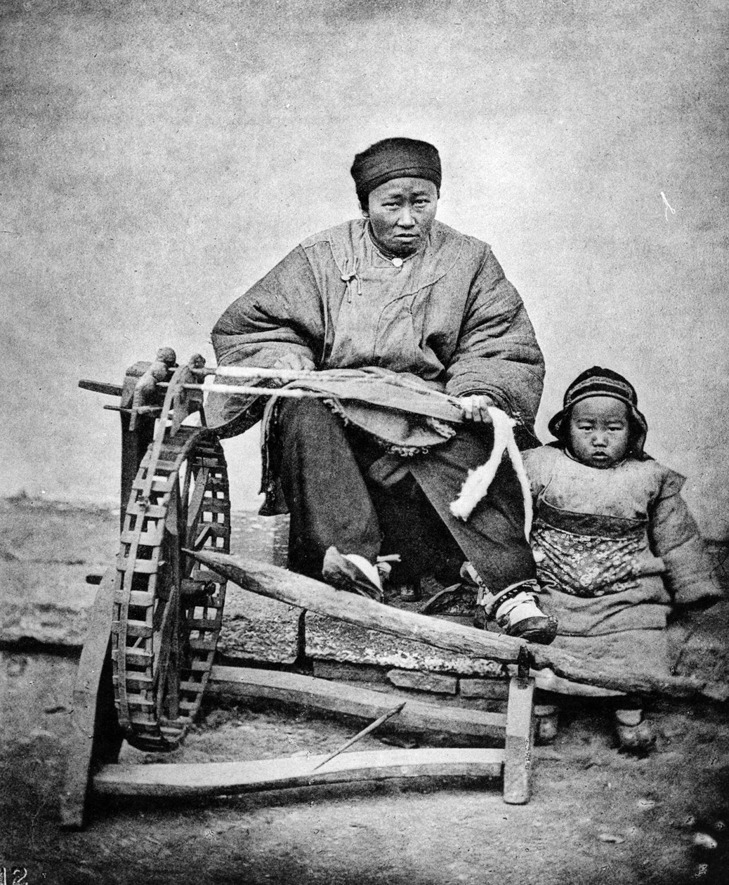 Kobieta i dziecko z kołowrotkiem, ok. 1870 r. autorstwa John Thomson