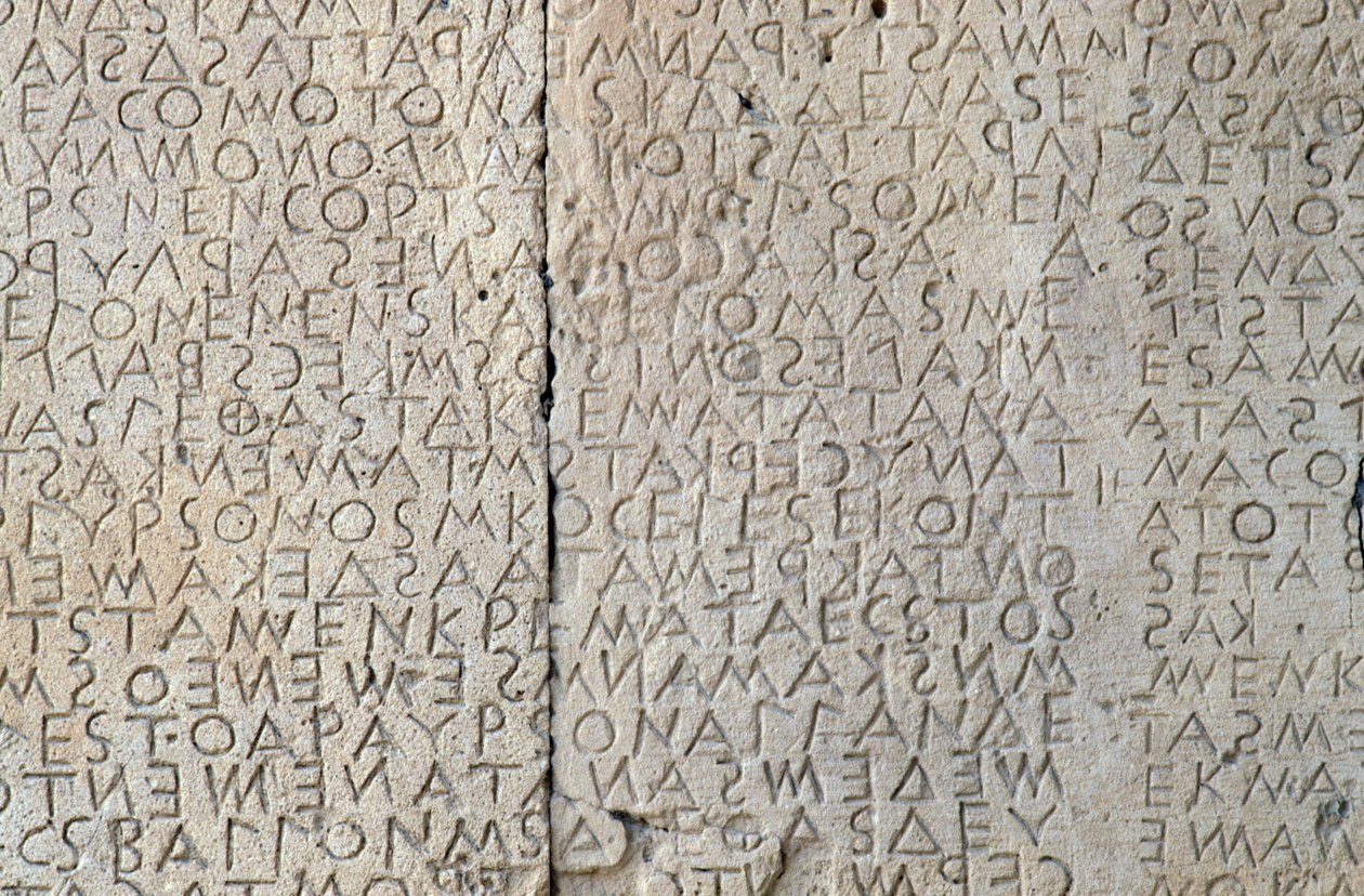 Kodeks prawny Gortyna, Doryckie napisy na płytach kamiennych, Gortyn, Kreta, Grecja, Cywilizacja grecka, V wiek pne, Szczegół (zdjęcie) autorstwa Walter Charles Mills