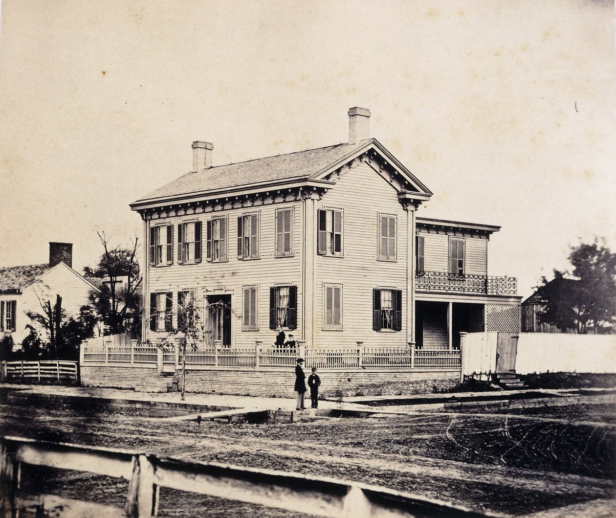 Abraham Lincoln pozujący przed swoim Springfield, Massachusetts Home, ok. 1860-1870 (odbitka albumowa) autorstwa John Adams Whipple