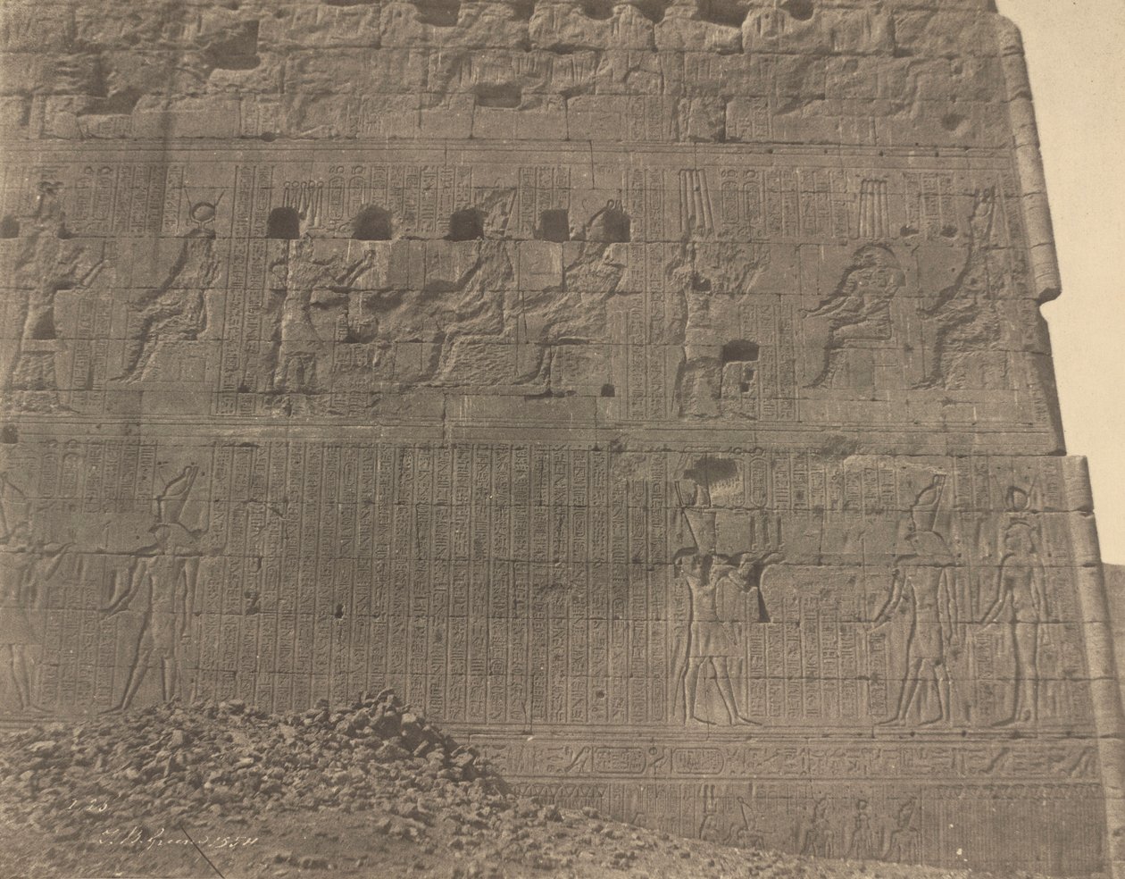 Edfu - rzeźby i inskrypcje na orientalnej twarzy, 1854 (zdjęcie) autorstwa John Beasley Greene