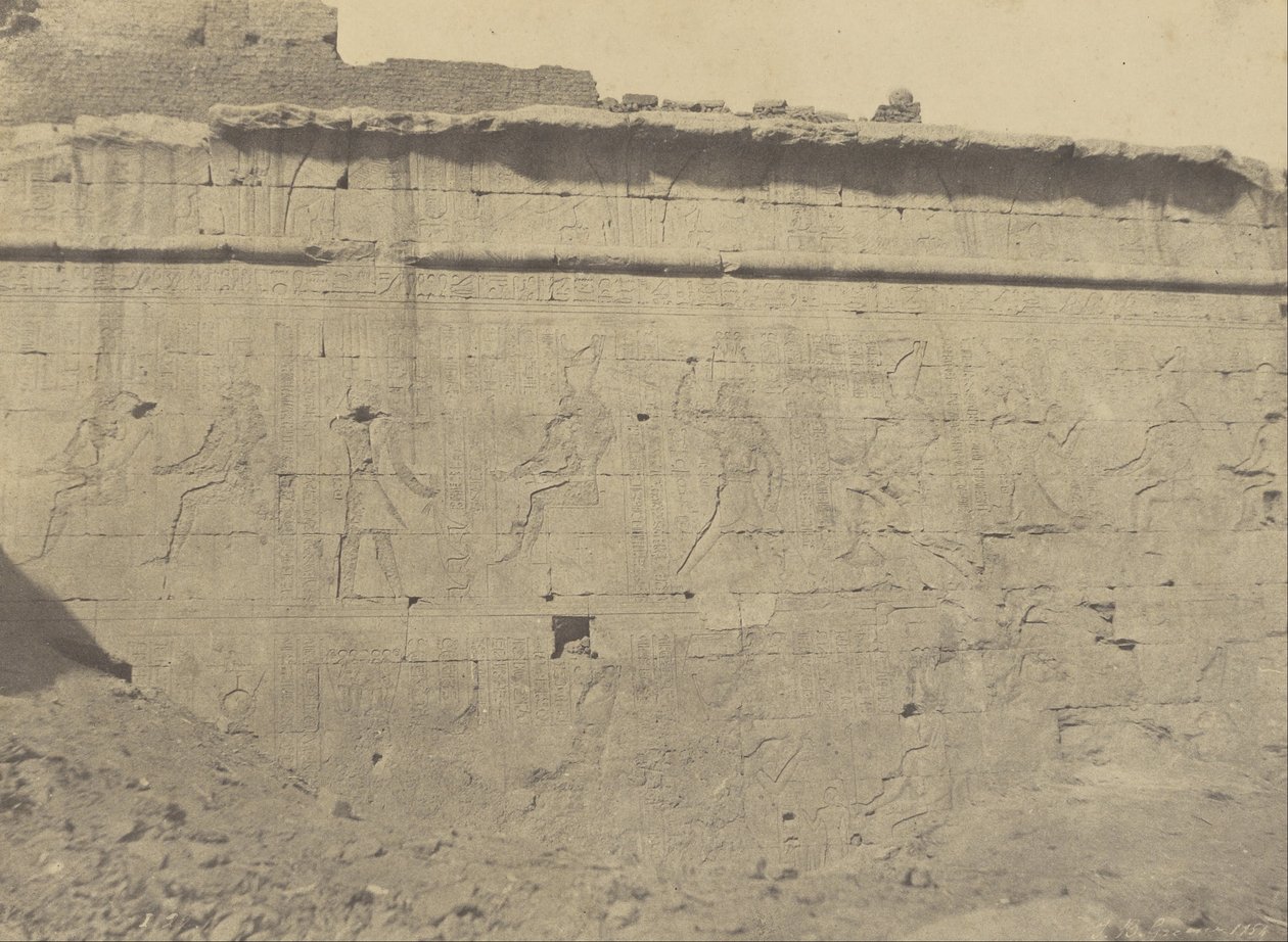 Edfu, Rzeźby i Inskrypcje Wschodniej Fasady Ściany Ogrodzenia autorstwa John Beasly Greene