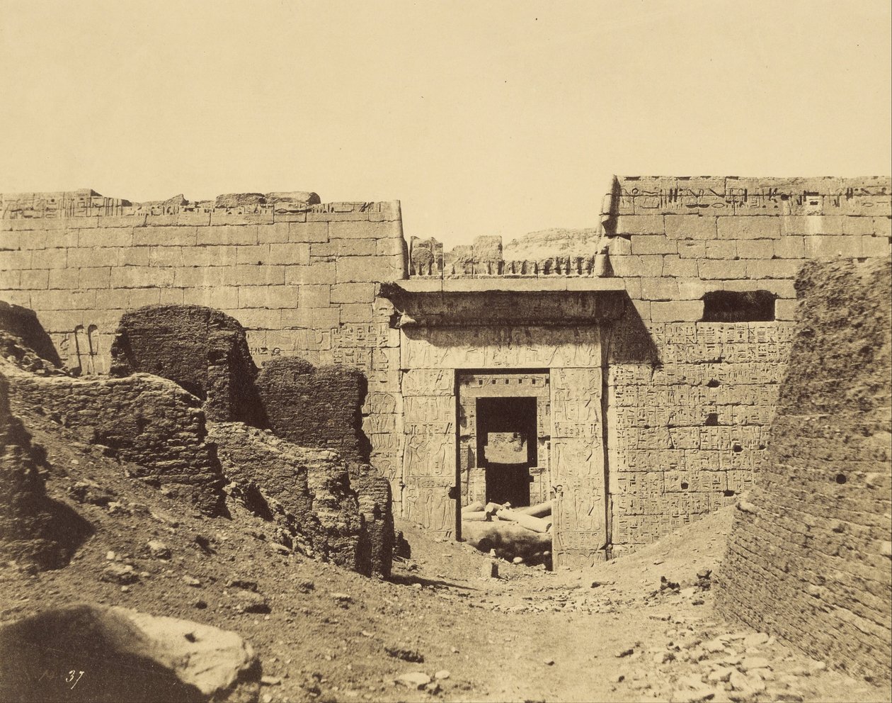 Medinet-Habu, Pałac Ramzesa Méïamoun, Wejście na Drugi Dwór autorstwa John Beasly Greene
