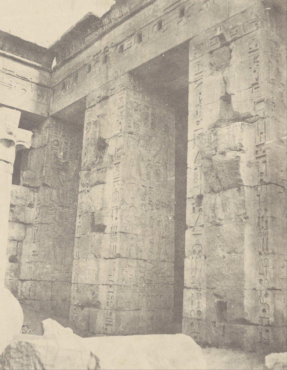 Medinet Habu, Pałac Ramzesa II II dwór, strona wschodnia autorstwa John Beasly Greene