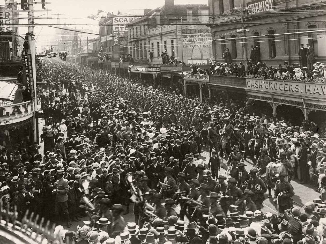 12. batalion AIF, maszerujący przez miasto przed wyruszeniem do służby za granicą, Hobart, Tasmania, 14 października 1914 autorstwa John Beattie