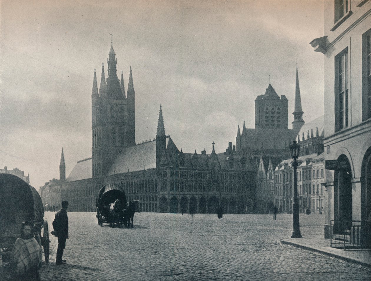 Ratusz i Sukiennice, Ypres, Belgia, ok. 1900 1914-1915 autorstwa John Benjamin Stone