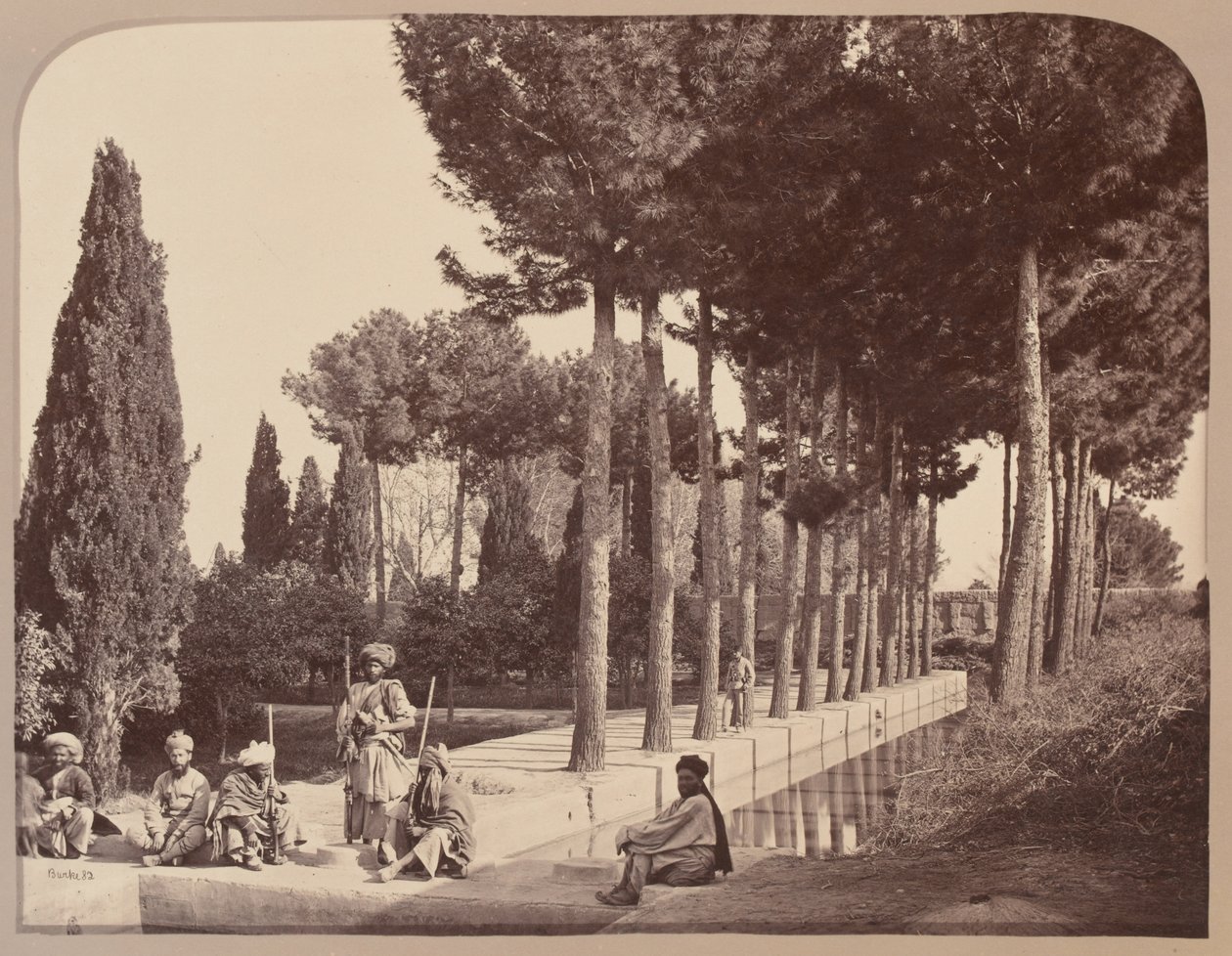 Plemiona afgańskie odpoczywają w ogrodach Babura, Dżalalabad, 1878 autorstwa John Burke
