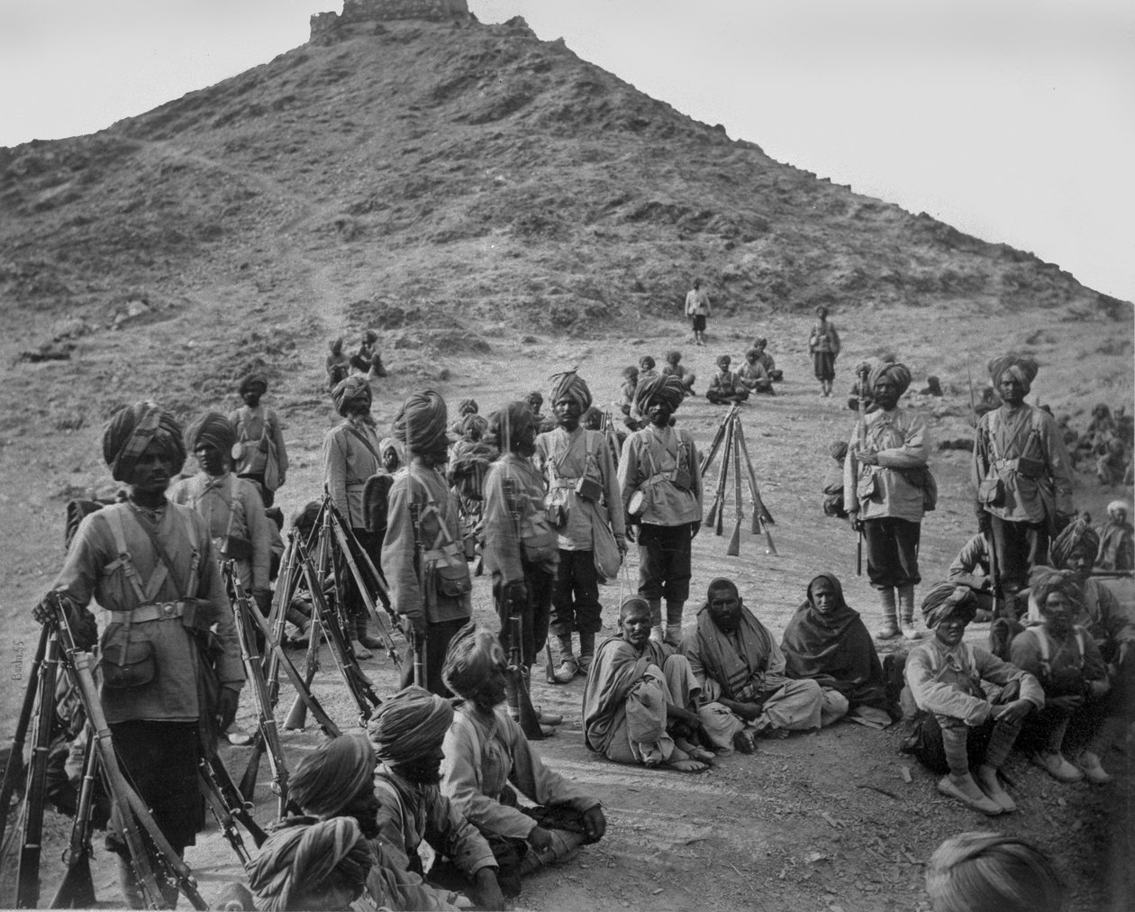 Zatrzymanie więźniów z Bassaule z eskortą 45. rdzennej piechoty na Khurd Khyber, 1878-79 autorstwa John Burke