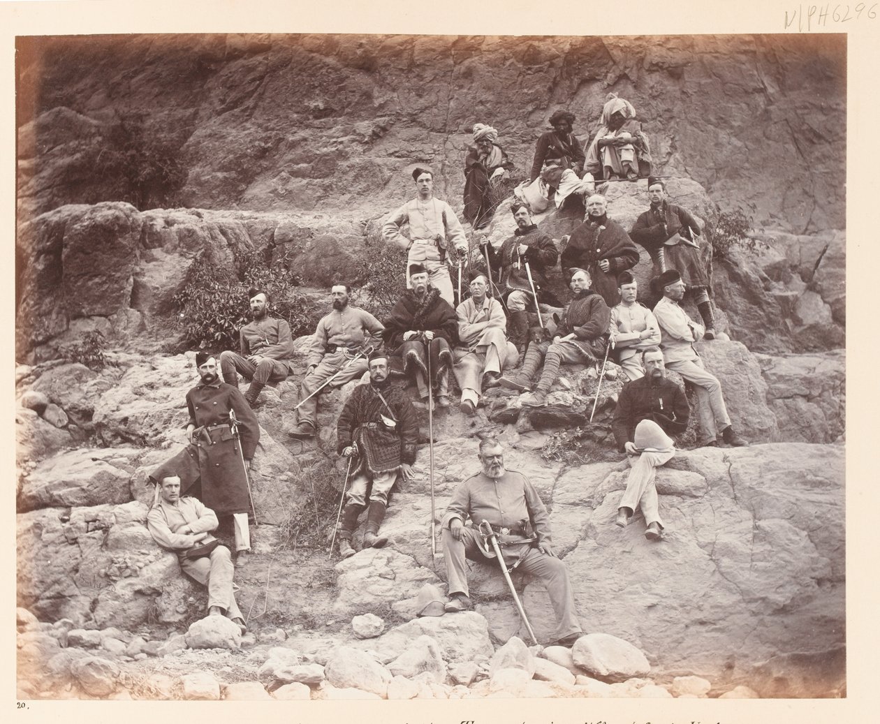 „Funkcjonariusze 51 Pułku na Sułtanie Tarrze, pokazujący noszone różne mundury służbowe?”, 1878 r. autorstwa John Burke