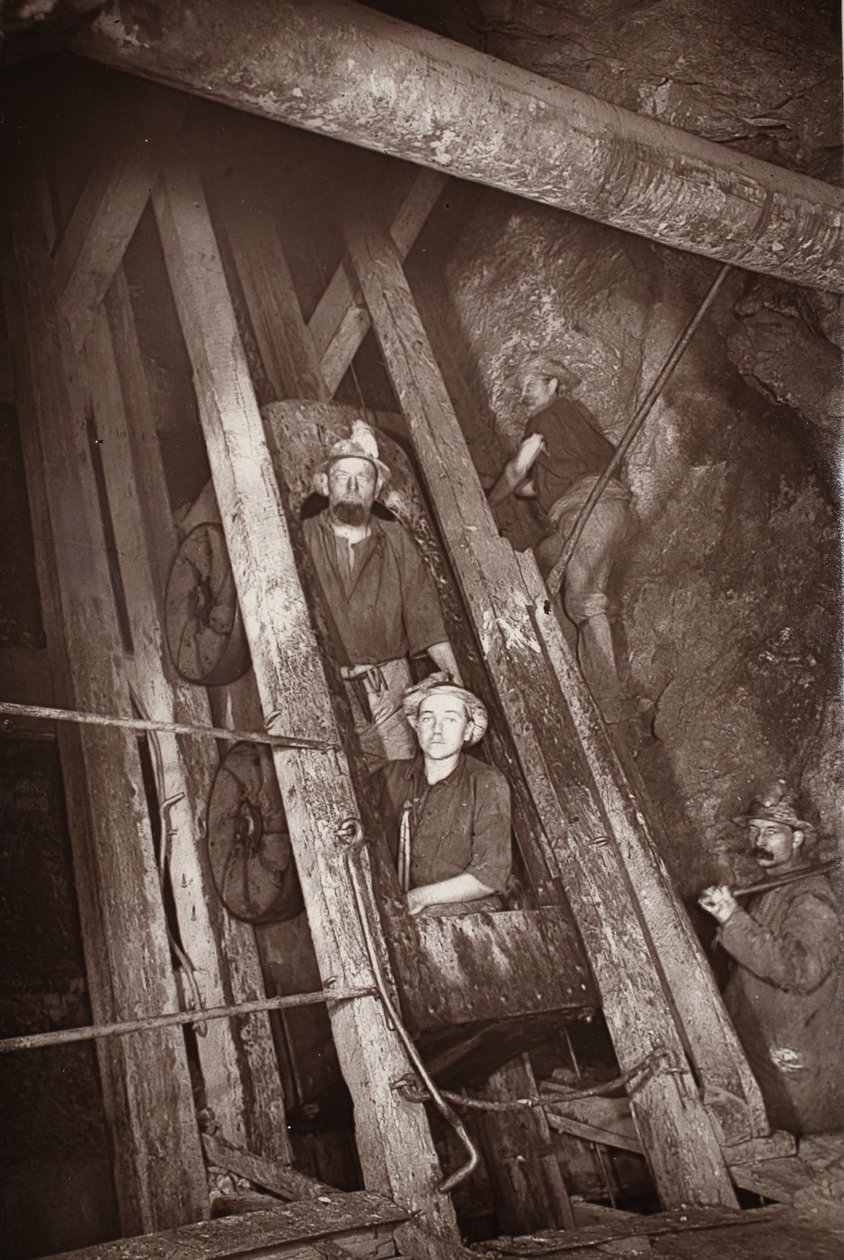 Koncert w Dolcoath, ilustracja z „Mongst mines and miners, or Underground Scenes by Flash-Light” J.C. Burrowsa i Williama Thomasa, pub. 1893 (zdjęcie w sepii) autorstwa John Charles Burrow