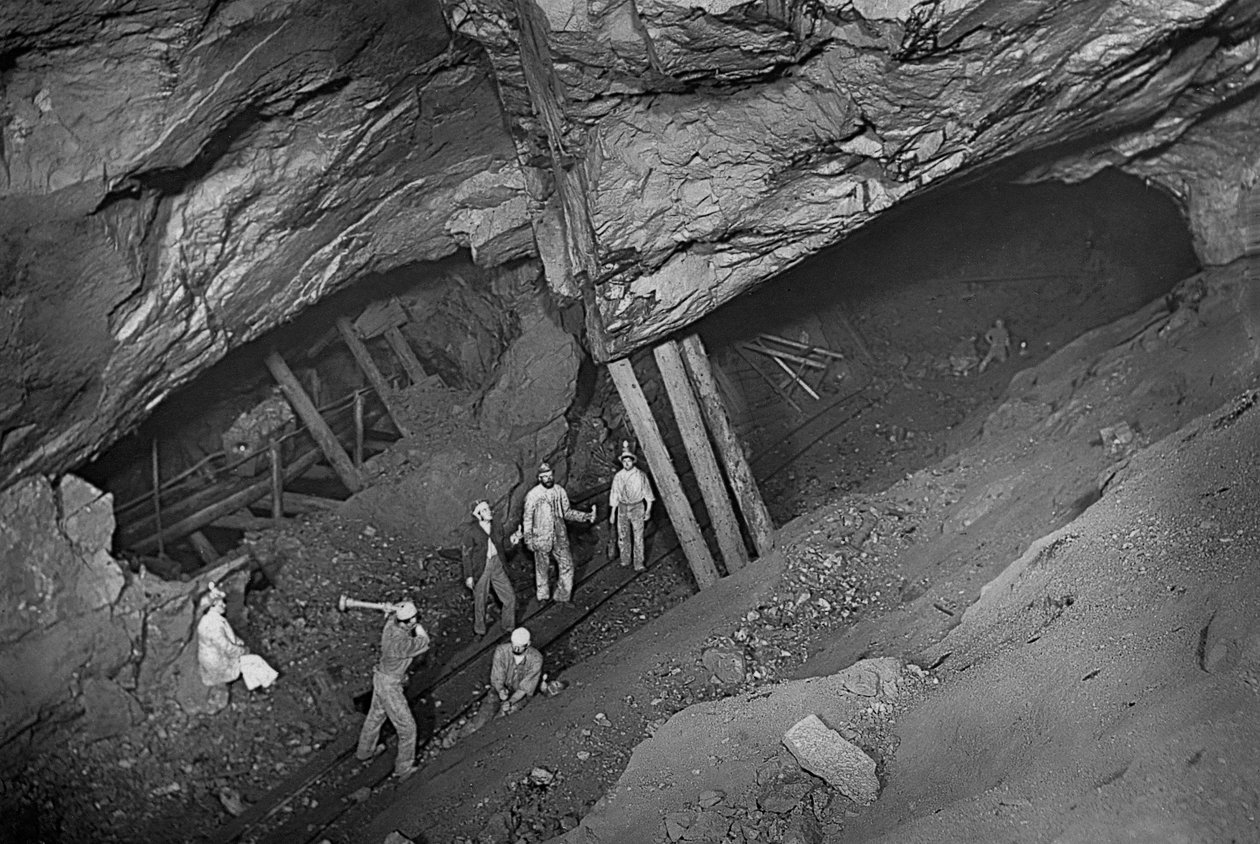 Górnictwo podziemne, Dolcoath, Kornwalia autorstwa John Charles Burrow