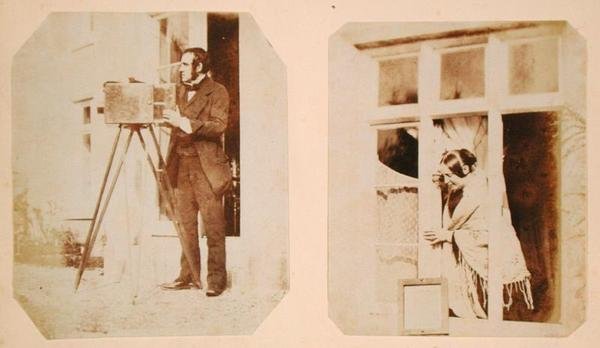 Po lewej autoportret, a po prawej Emma Thomasina Llewelyn (1808-81) drukująca papierowy negatyw w słońcu autorstwa John Dillwyn Llewelyn