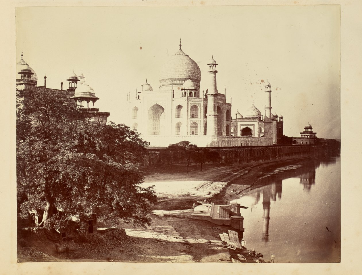 [Taj Mahal z brzegów rzeki Jamuny]. autorstwa John Edward Saché