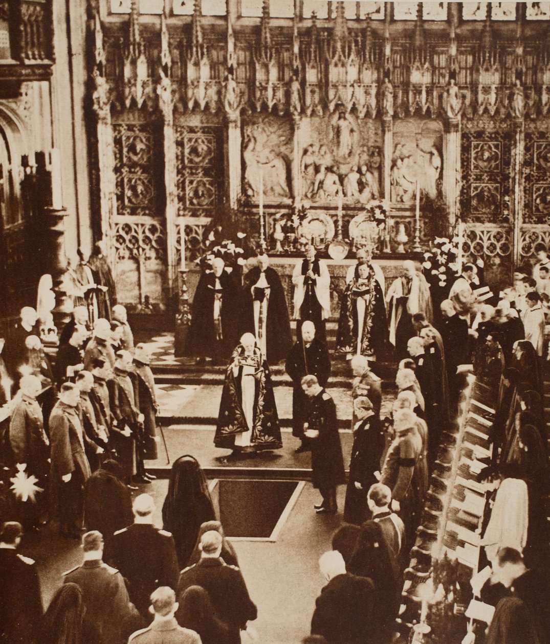 Król Edward VIII posypuje ziemią trumnę swojego ojca, 1936 autorstwa John Hill