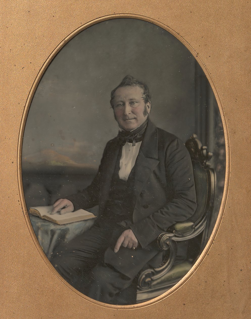 Siedzący mężczyzna wskazujący na przejście w otwartej księdze, lata 50. XIX wieku. autorstwa John Jabez Edwin Mayall