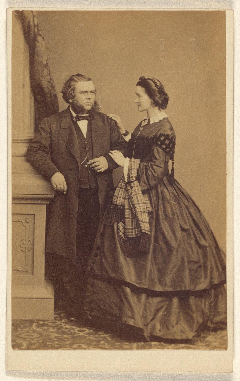 [Niezidentyfikowana para, stojąca]. autorstwa John Jabez Edwin Mayall