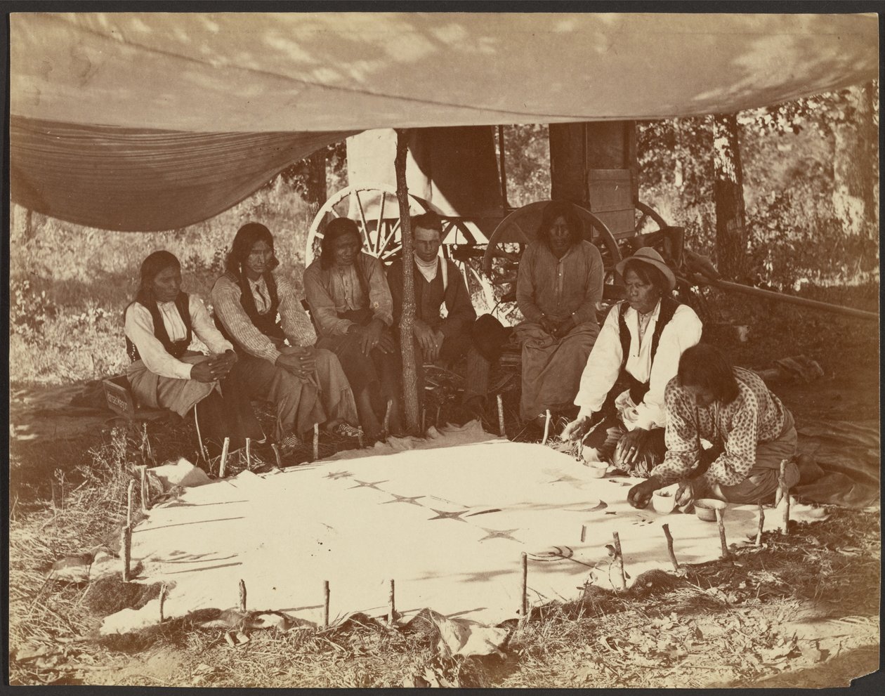 Kiowowie malujący szatę, Fort Sill, Terytorium Indiańskie autorstwa John K. Hillers