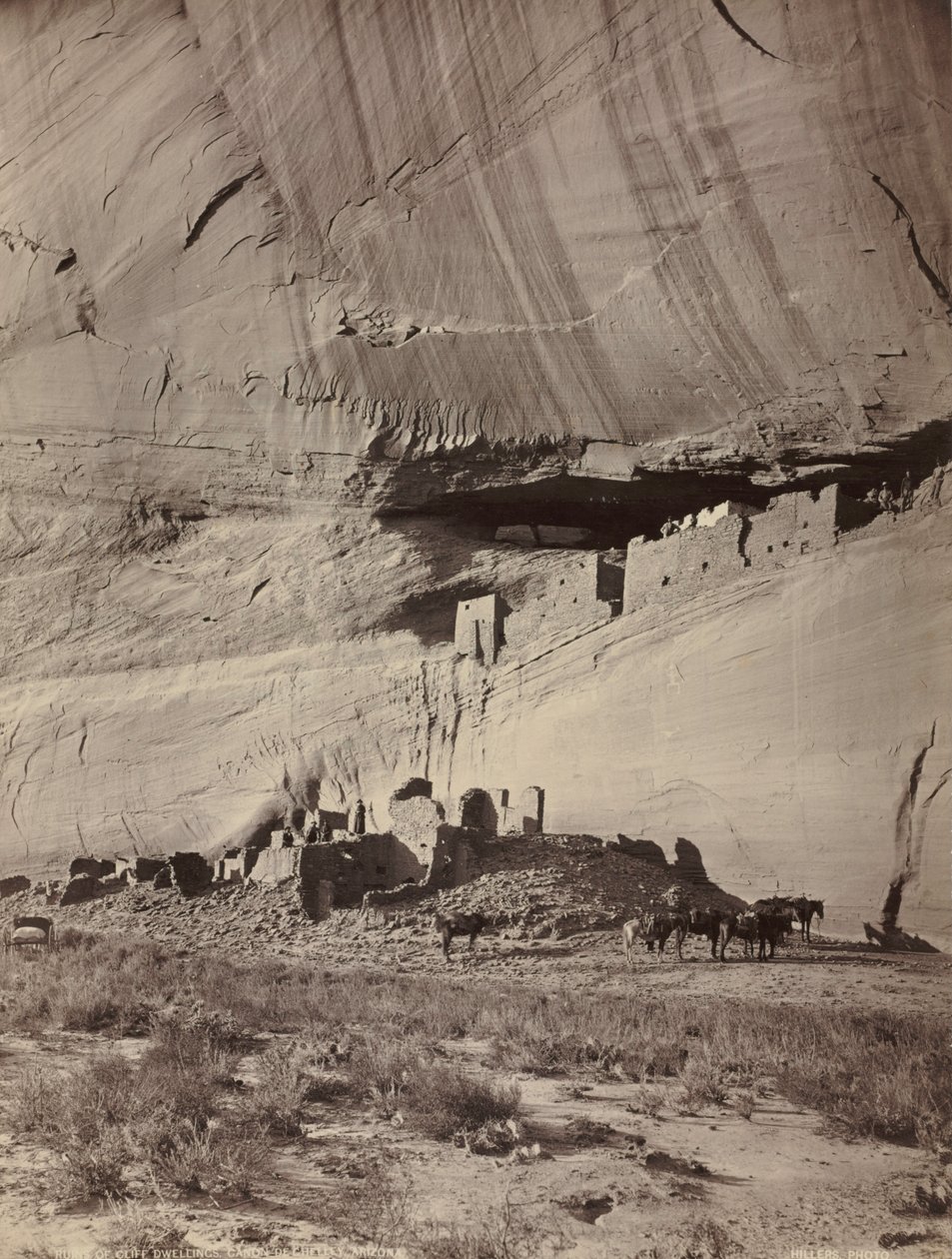 Ruiny domów na klifie, Canon de Chelly, Arizona, ok. 1930 r. 1879-1881. autorstwa John K. Hillers