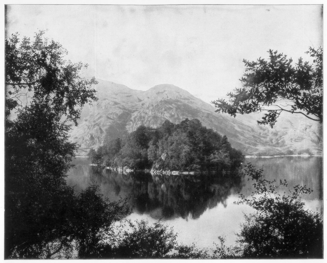 Ellens Isle, Loch Katrine, Szkocja, koniec XIX wieku autorstwa John L. Stoddard