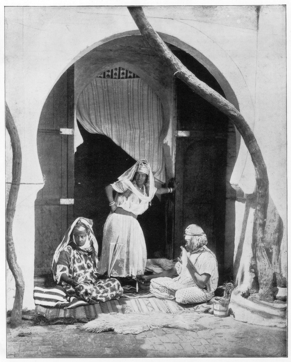 Grupa kobiet, Algieria, Afryka, koniec XIX wieku autorstwa John L. Stoddard