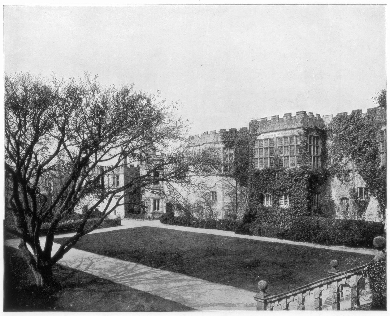 Haddon Hall w pobliżu Bakewell, Derbyshire, Anglia, koniec XIX wieku. autorstwa John L. Stoddard
