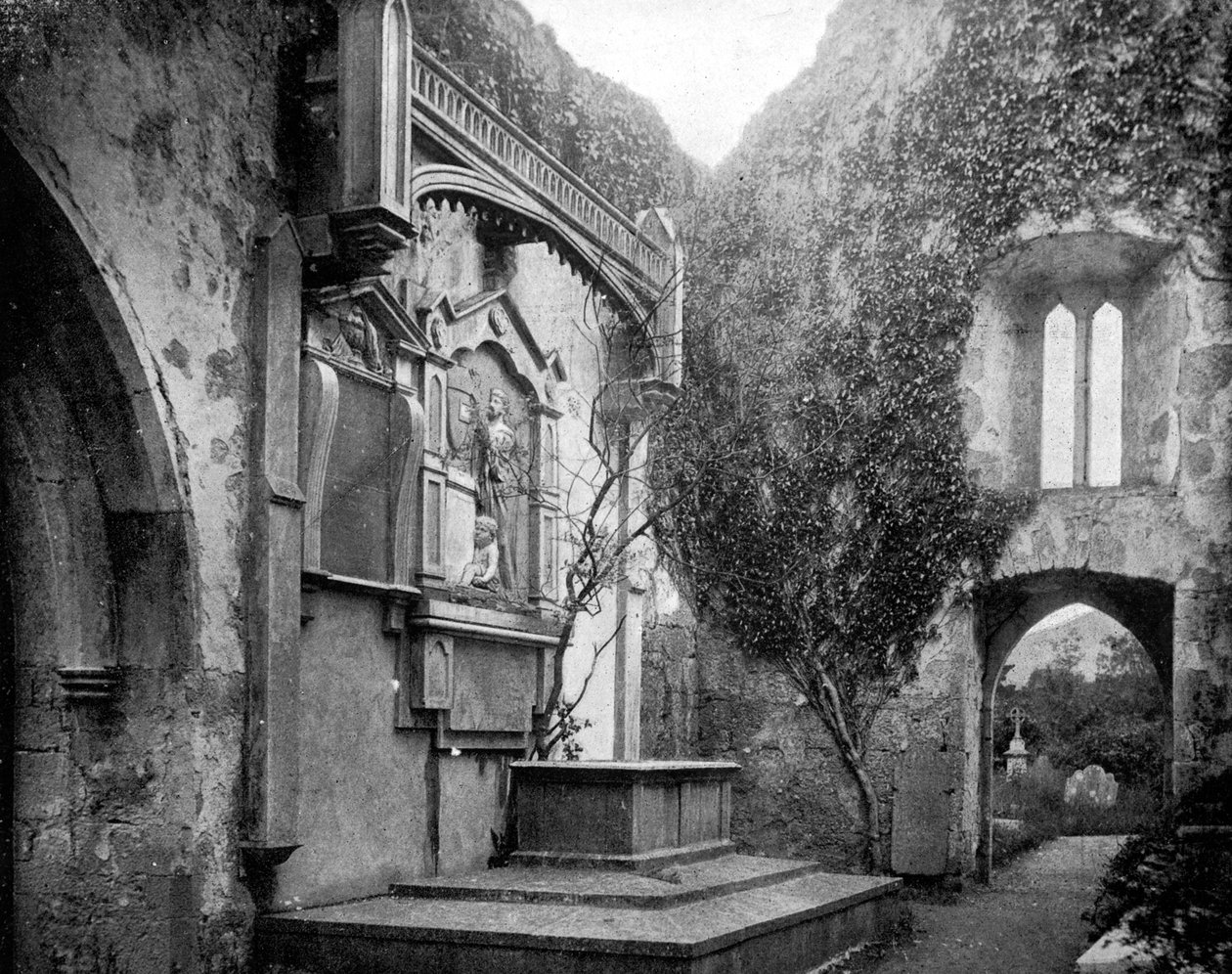 Opactwo Muckross, jeziora Killarney, Irlandia, 1893. autorstwa John L. Stoddard