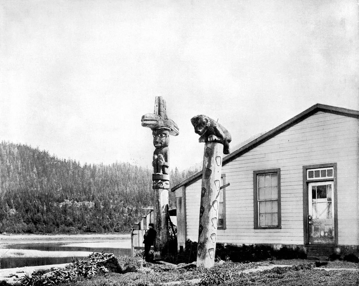 Słupy totemowe, Alaska, USA, 1893. autorstwa John L. Stoddard