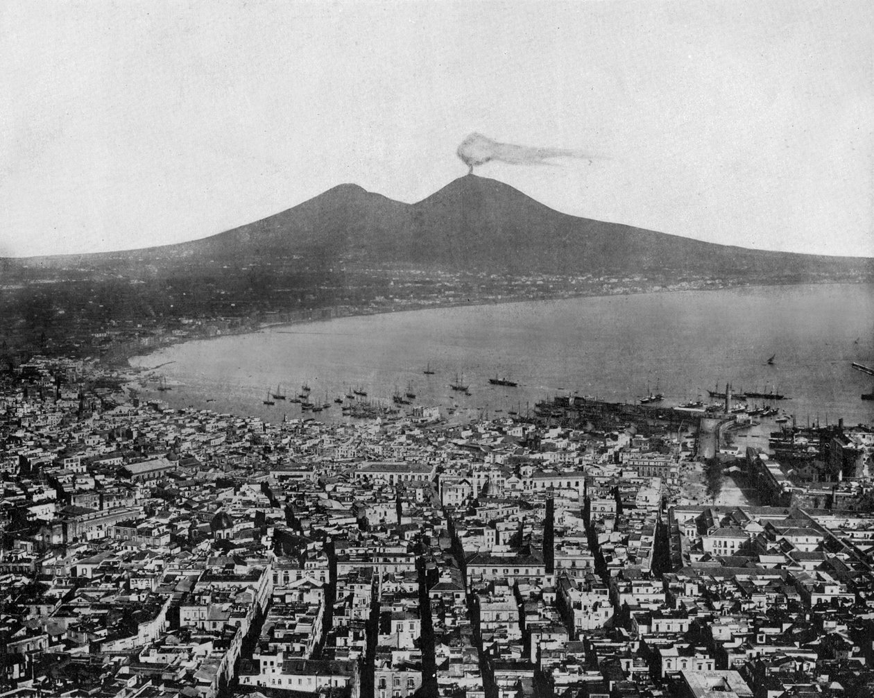 Widok na Zatokę Neapolitańską (Włochy) i w tle Vesuvio (Vesuvius) (zdjęcie czarno-białe) autorstwa John Lawson Stoddard