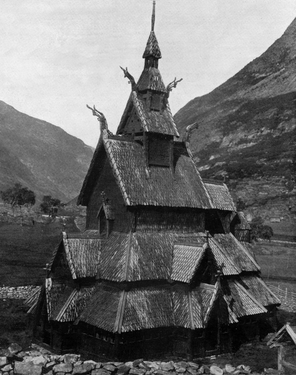 Drewniany kościół Borgund w Norwegii (XII w.) (zdjęcie czarno-białe) autorstwa John Lawson Stoddard